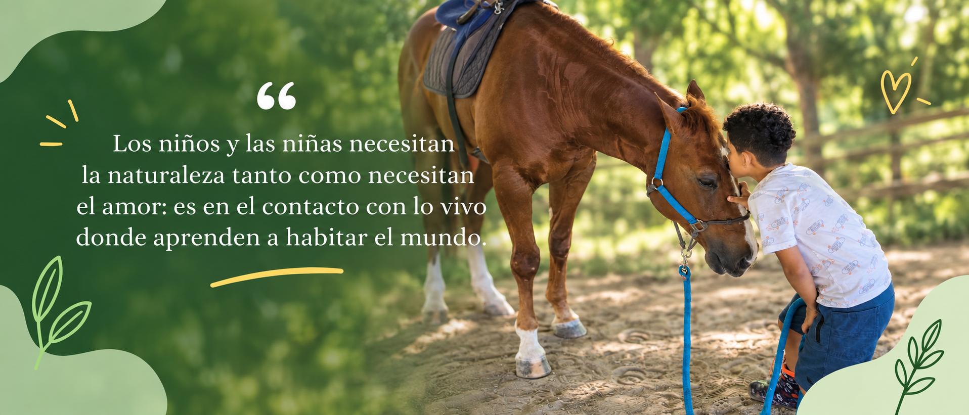 Niño acariciando y besando a un caballo durante una actividad de equinoterapia de Fundación Carrusel